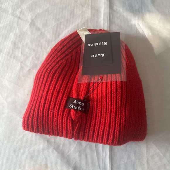 Acne Studios Red Knitted Hat With Embroidered Logo Patch - Picture 4 of 5